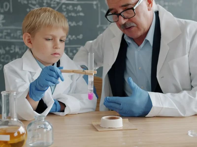 Öğretmen ve öğrenci derste birlikte çalışıyor